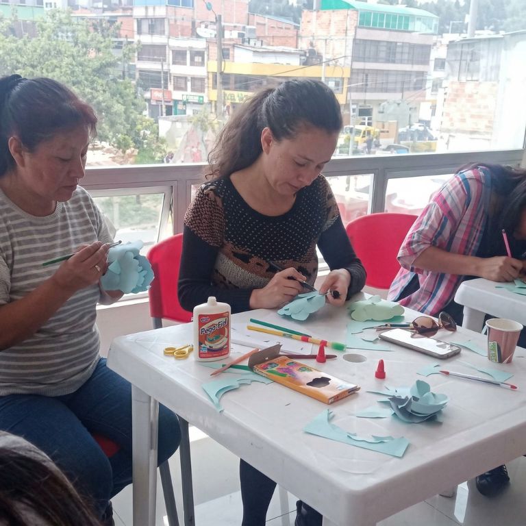 Taller de creación de títeres y manualidades para mujeres - Formación comunitaria Fundación Lucila Chica
