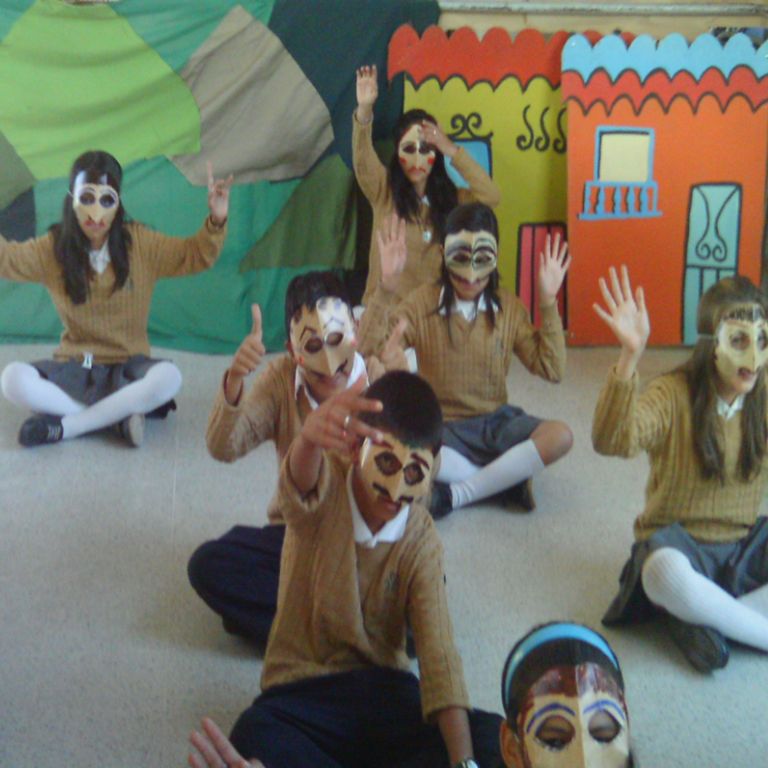 Jóvenes en taller de máscaras de cartulina - Expresión teatral Fundación Lucila Chica