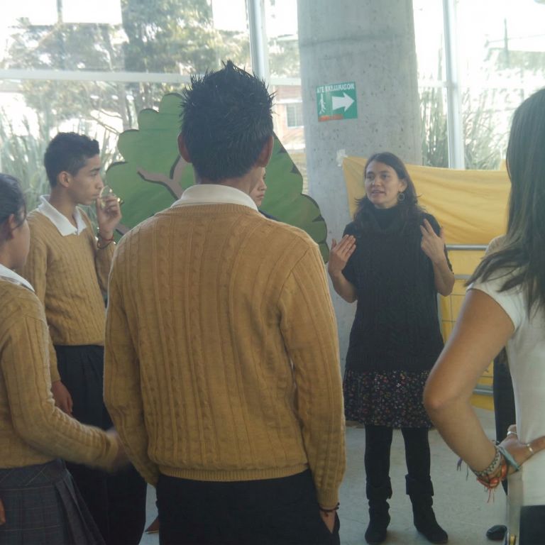 Lucila Chica liderando conversatorio pedagógico con jóvenes - Fundación Lucila Chica