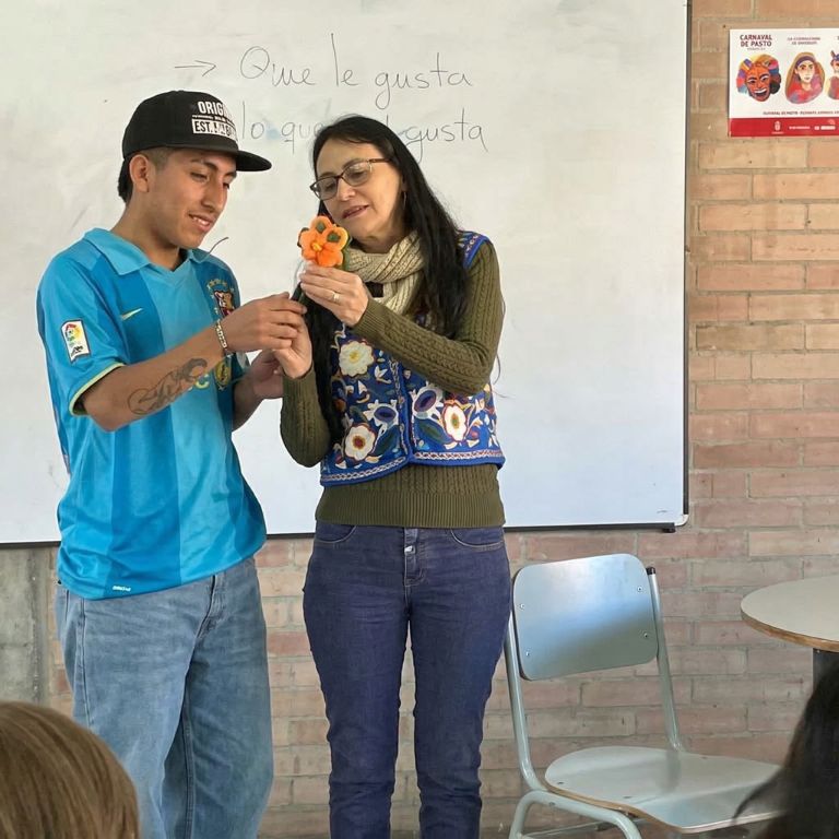Lucila Chica dirigiendo taller de títeres para jóvenes - Educación y prevención Fundación Lucila Chica