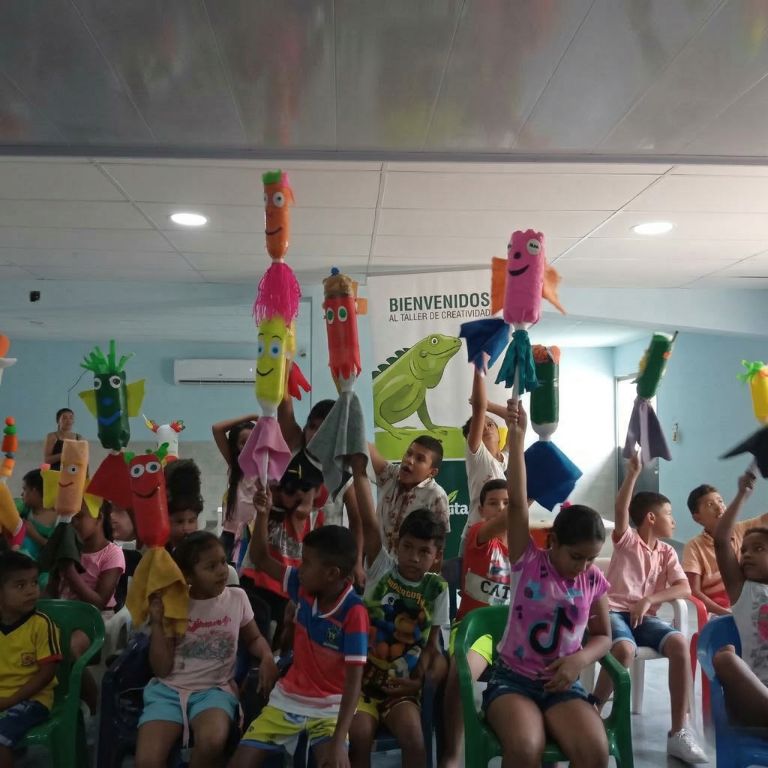 Grupo de niños con títeres terminados - Resultado taller de creación Fundación Lucila Chica