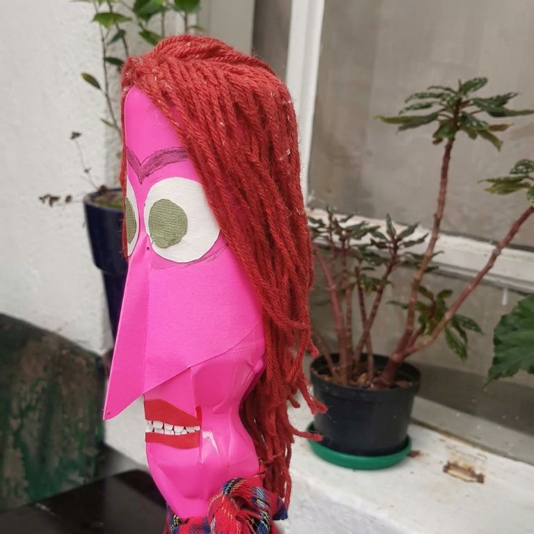 Títere de perfil hecho con envase plástico reciclado y lana - Taller de Eco-Creación Fundación Lucila Chica