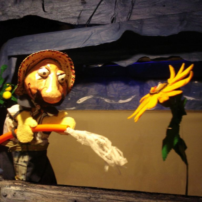 Títere campesino regando una flor obra Eclipsados - Educación ambiental Fundación Lucila Chica