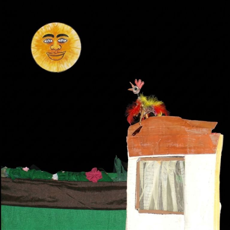 Escena de la obra Eclipsados con sol y gallo - Teatro de objetos Fundación Lucila Chica