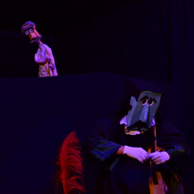 Escena teatral de El Quijote con títeres y máscaras - Fundación Lucila Chica