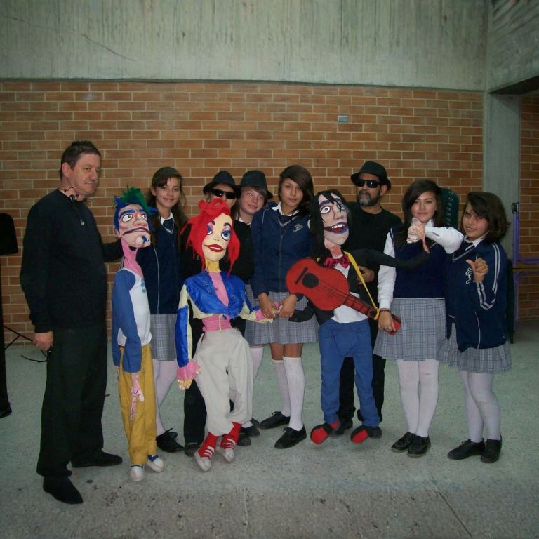 Títeres de tamaño natural obra Soledad con estudiantes - Impacto pedagógico Fundación Lucila Chica