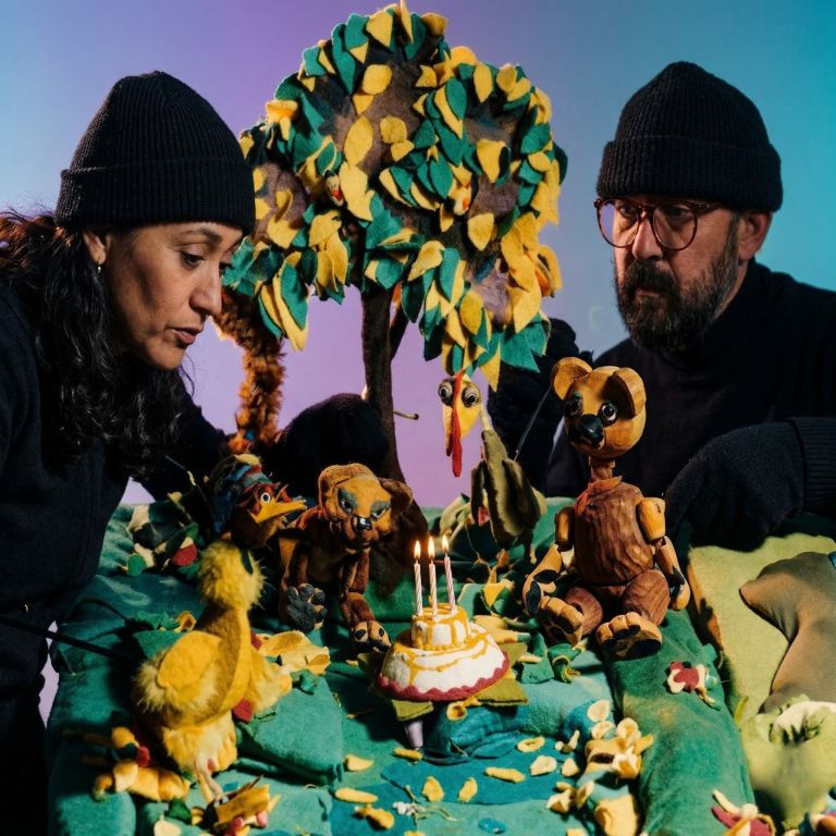 Manipulación de títeres de mesa en escena - Técnica y detalle Fundación Lucila Chica