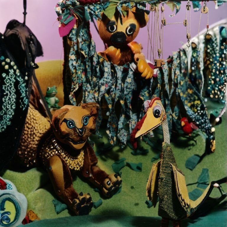 Primer plano de personajes animales en escena - Teatro de objetos Fundación Lucila Chica