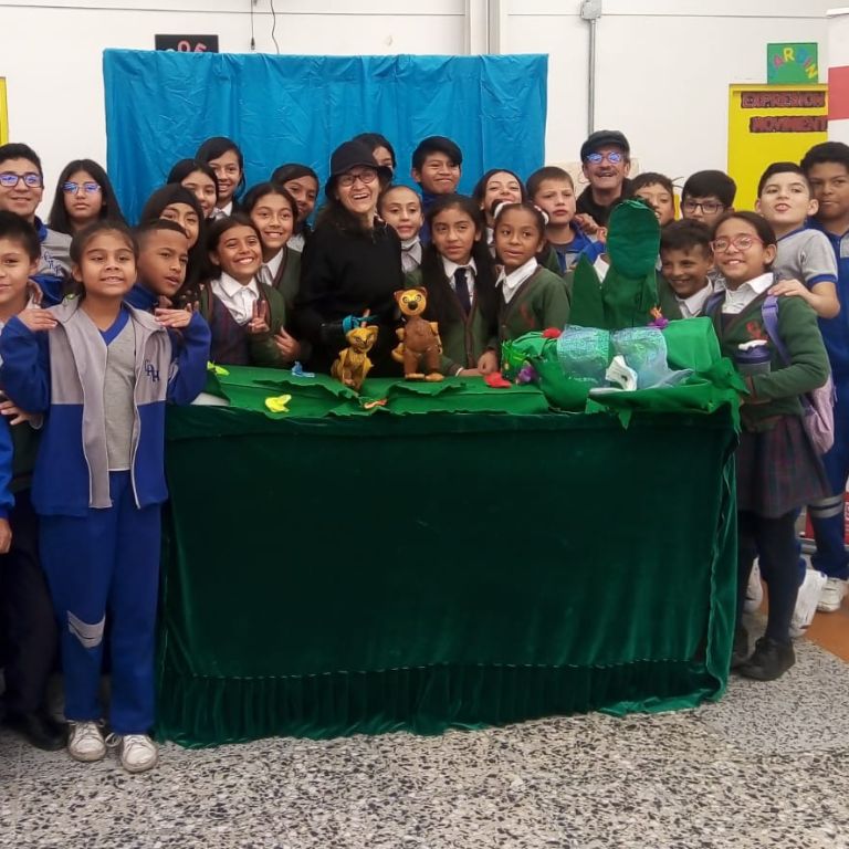 Estudiantes felices con títeres de Un Día en la Selva - Impacto escolar Fundación Lucila Chica