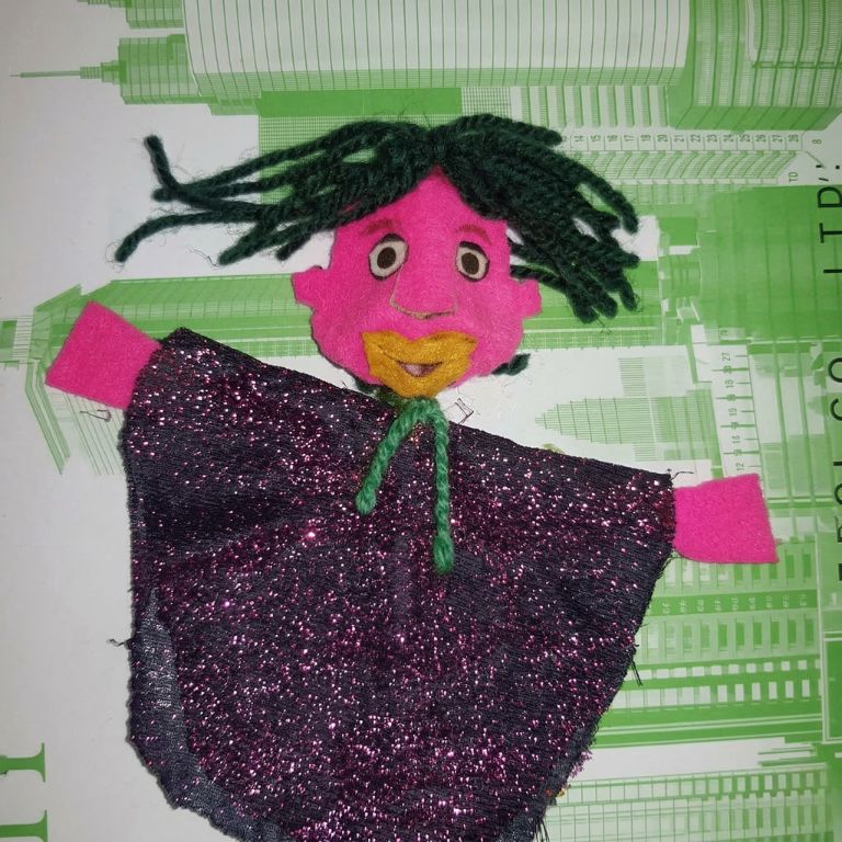 Títere de guante casero con lana y textiles - Taller de iniciación artística Fundación Lucila Chica
