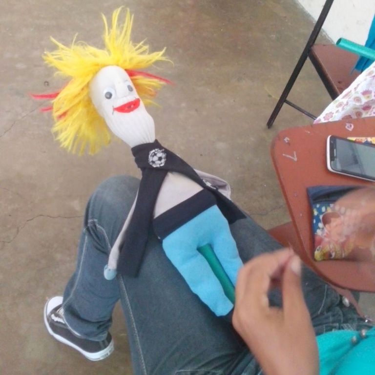 Títere de media con material reciclado taller juvenil - Eco-Creación Fundación Lucila Chica