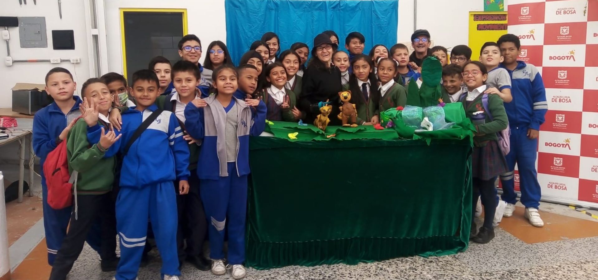 Estudiantes de colegio posando con Lucila Chica tras función de títeres - Fundación Lucila Chica