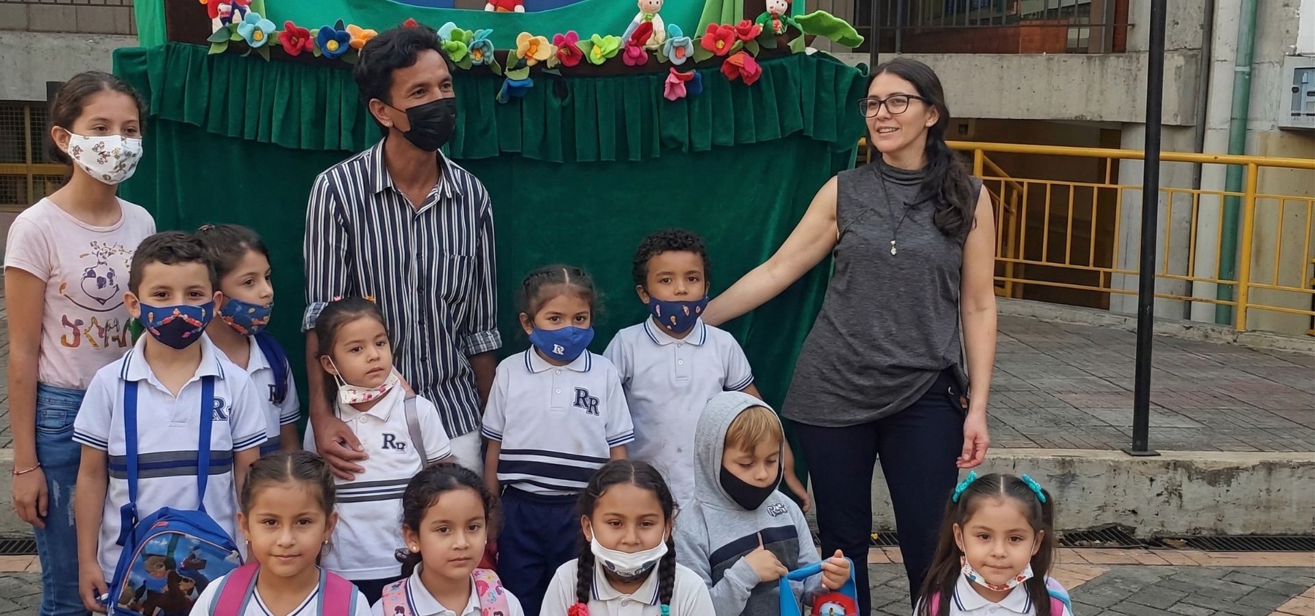 Función pedagógica de títeres en jardín infantil - Docentes y alumnos con Fundación Lucila Chica